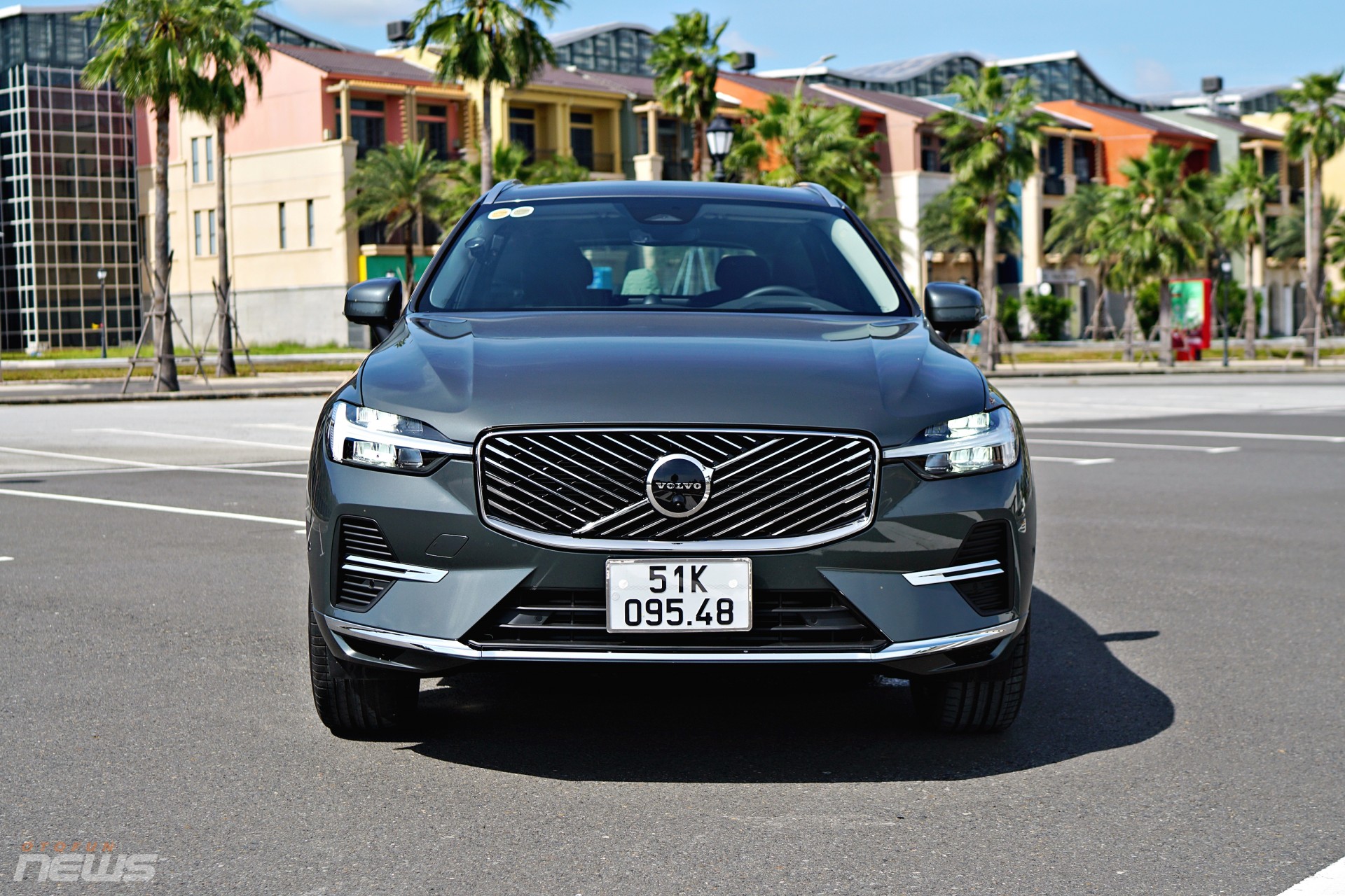 Ở Điểm dễ nhận thấy nhất ở bên ngoài là lưới tản nhiệt tinh chỉnh, với họa tiết dạng nan chéo thay vì nan thẳng như bản cũ. 