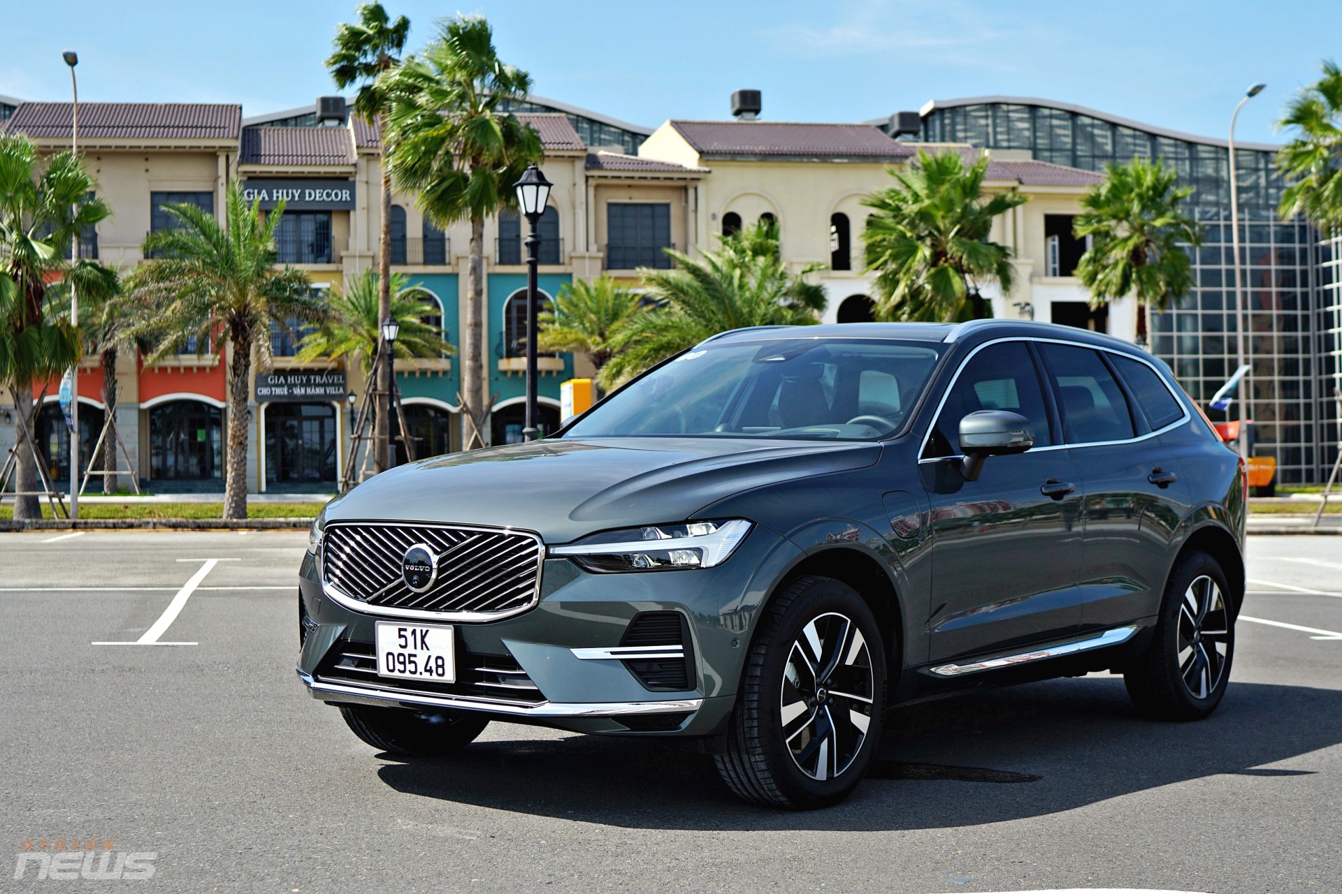 Ngoại hình XC60 không sử dụng quá nhiều chi tiết sắc cạnh. Thay vào đó, thân xe liền mạch, các mảng khối được nối mượt và hạn chế đường gân mạnh. Đèn pha LED Thor’s Hammer giúp xe nhận diện rõ khi chạy ban ngày và tạo nét đặc trưng không thể nhầm lẫn. Tổng thể mang lại cảm giác ít phô trương nhưng vẫn đủ hiện đại.