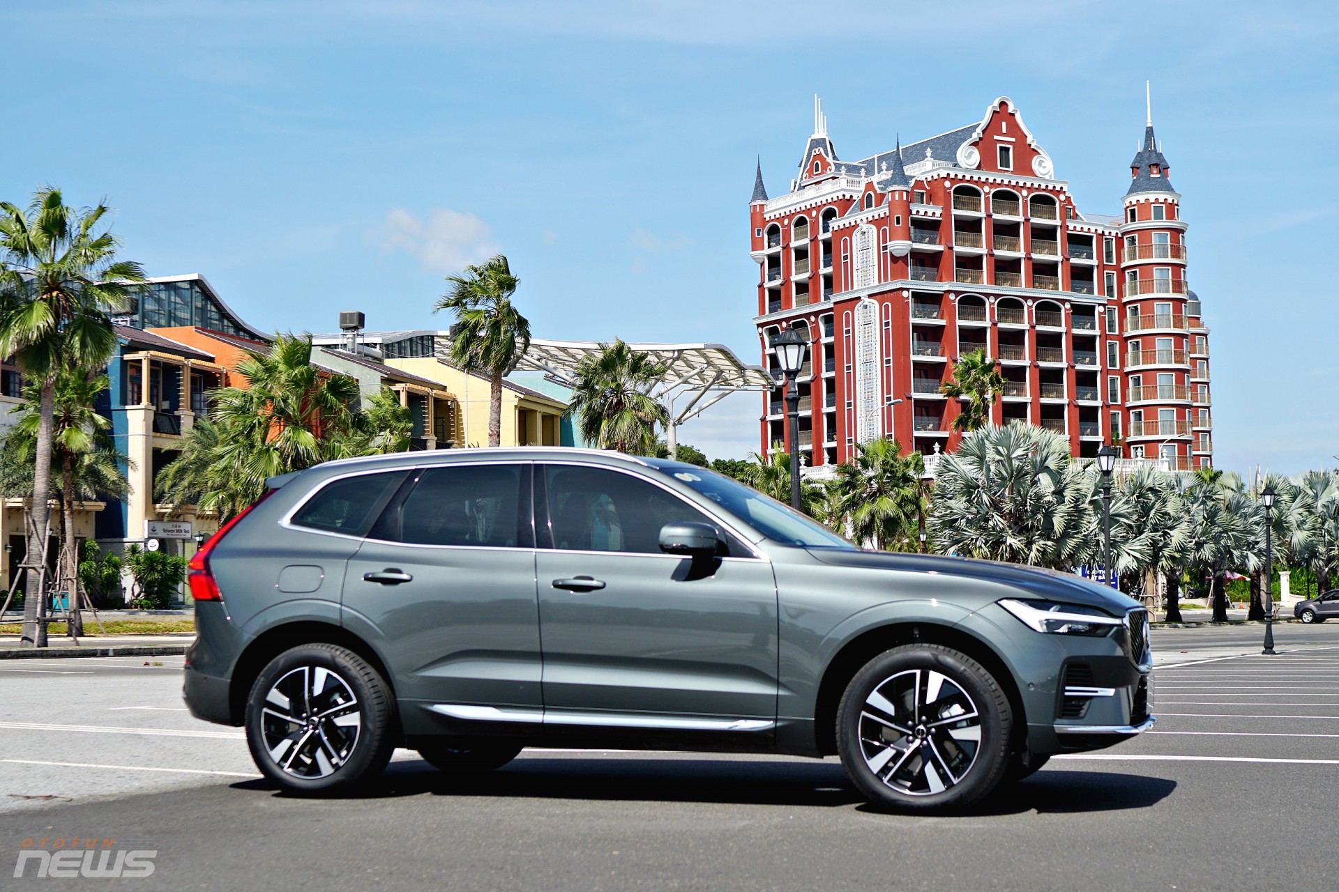 Với kích thước 4.708 x 1.902 x 1.656 mm, XC60 giữ cân bằng giữa sự gọn gàng và không gian rộng rãi. Chiều dài cơ sở 2.865 mm mang lại khoang nội thất thoải mái cho cả gia đình.