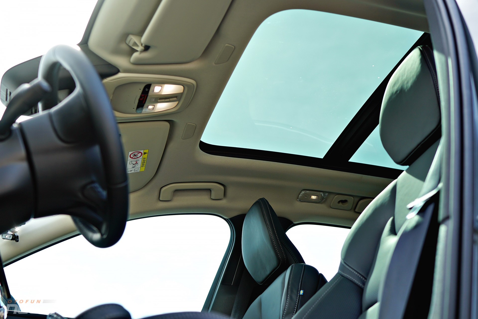 Ghế Volvo luôn được đánh giá tốt nhờ khả năng hỗ trợ lưng và hông. Bề mặt ghế mềm vừa phải, tạo cảm giác dễ chịu khi di chuyển dài. Ghế lái chỉnh điện, có nhớ vị trí và hỗ trợ thắt lưng, giúp người lái hạn chế mệt mỏi sau nhiều giờ cầm vô-lăng.