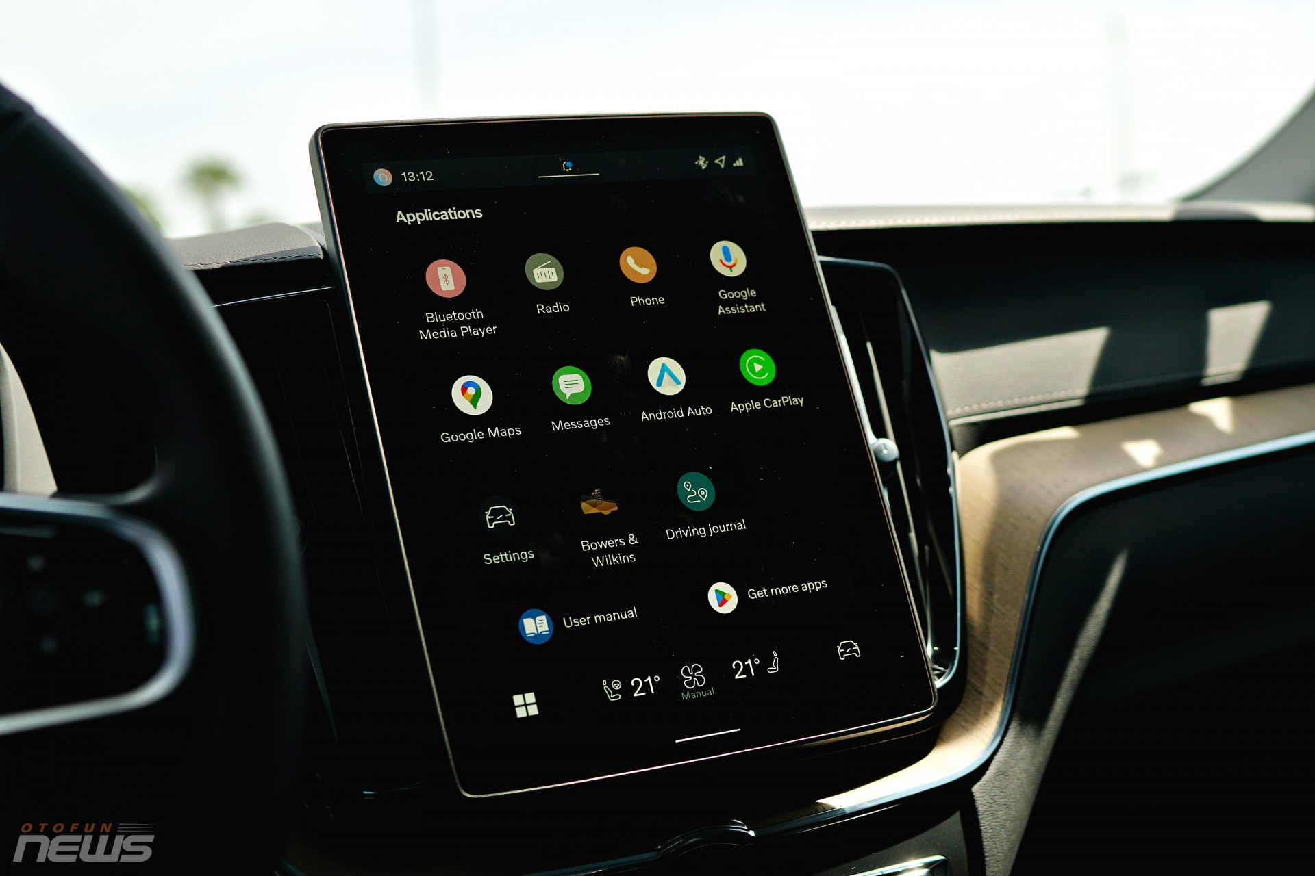 Màn hình giải trí 11,2 inch hỗ trợ kết nối Apple CarPlay và Android Auto. Giao diện tối giản, chủ yếu sử dụng màu sáng để dễ quan sát. Các tác vụ chuyển đổi giữa điều hòa, bản đồ hoặc cài đặt xe diễn ra tương đối nhanh, không bị chậm hoặc giật khi thao tác liên tục.