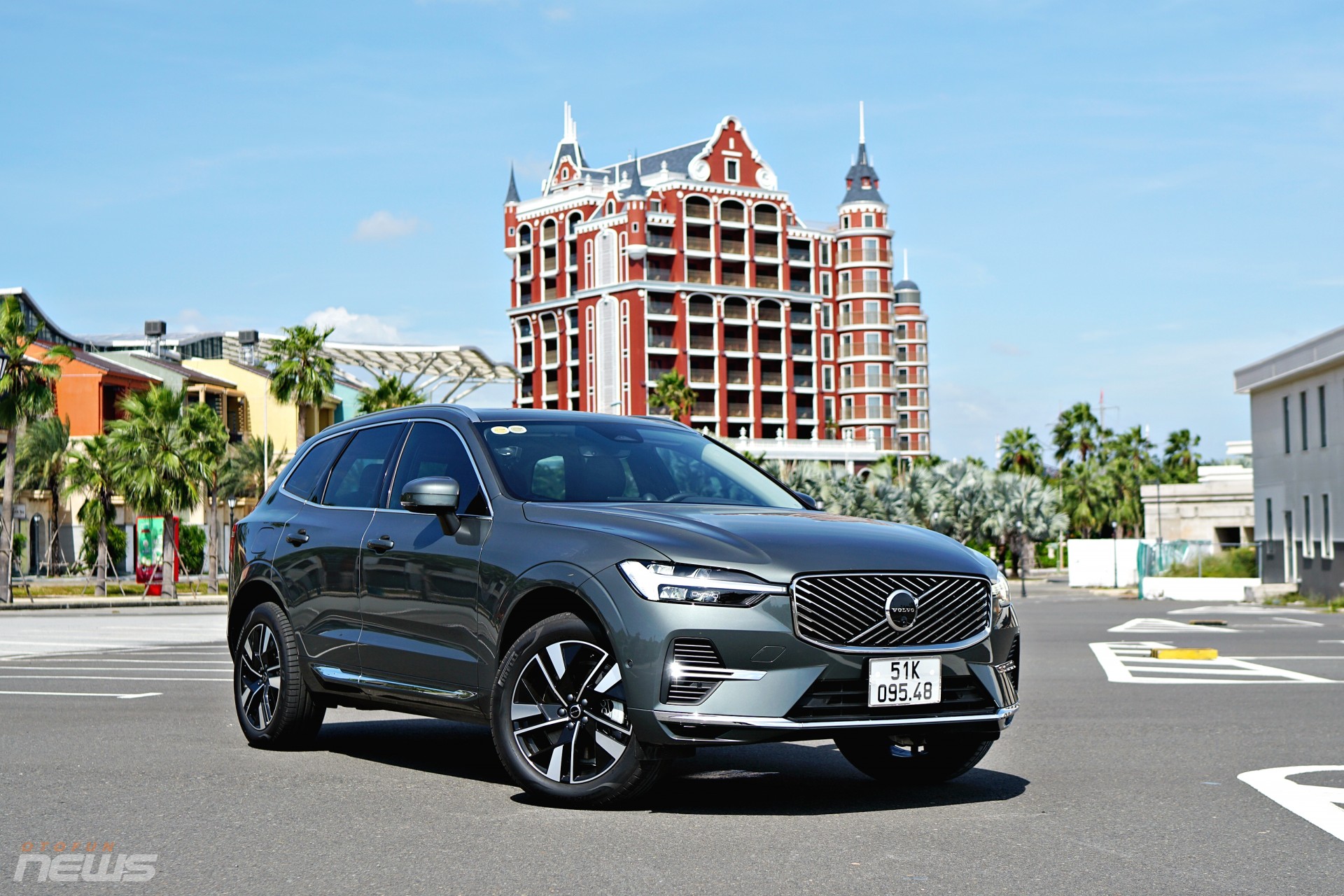 Volvo XC60 T8 PHEV Ultra là phiên bản cao cấp nhất trong dòng XC60, đồng thời thuộc đợt nâng cấp giữa vòng đời của mẫu xe. Xe được phát triển theo triết lý an toàn và tiện dụng của Volvo, kết hợp động cơ xăng và mô-tơ điện nhằm đáp ứng nhu cầu di chuyển trong điều kiện giao thông đô thị hiện nay.