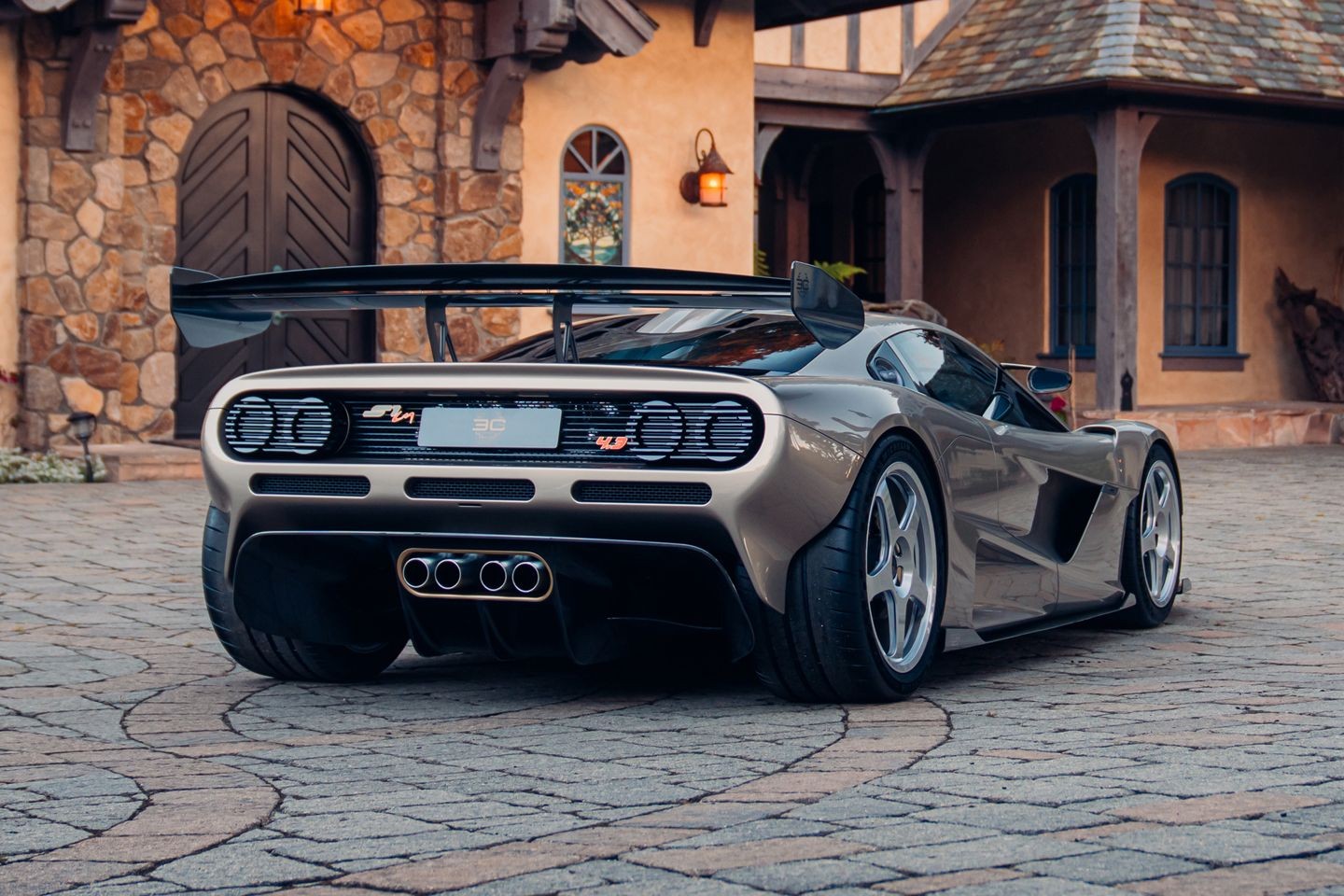 Dù chưa được sản xuất, siêu xe Gordon Murray S1 LM đã lập kỷ lục xe bán đấu giá đắt nhất thế giới Phía sau của siêu xe Gordon Murray S1 LM