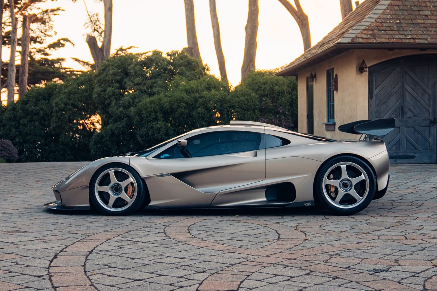 Dù chưa được sản xuất, siêu xe Gordon Murray S1 LM đã lập kỷ lục xe bán đấu giá đắt nhất thế giới Phía bên của siêu xe Gordon Murray S1 LM