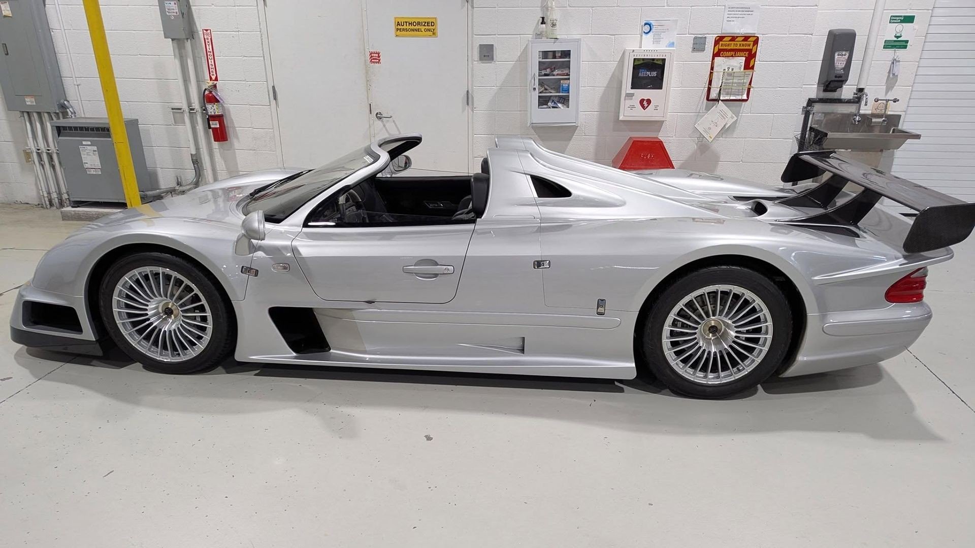 Hình ảnh chiếc Mercedes-Benz CLK GTR Roadster quý hiếm mới bị FBI thu giữ