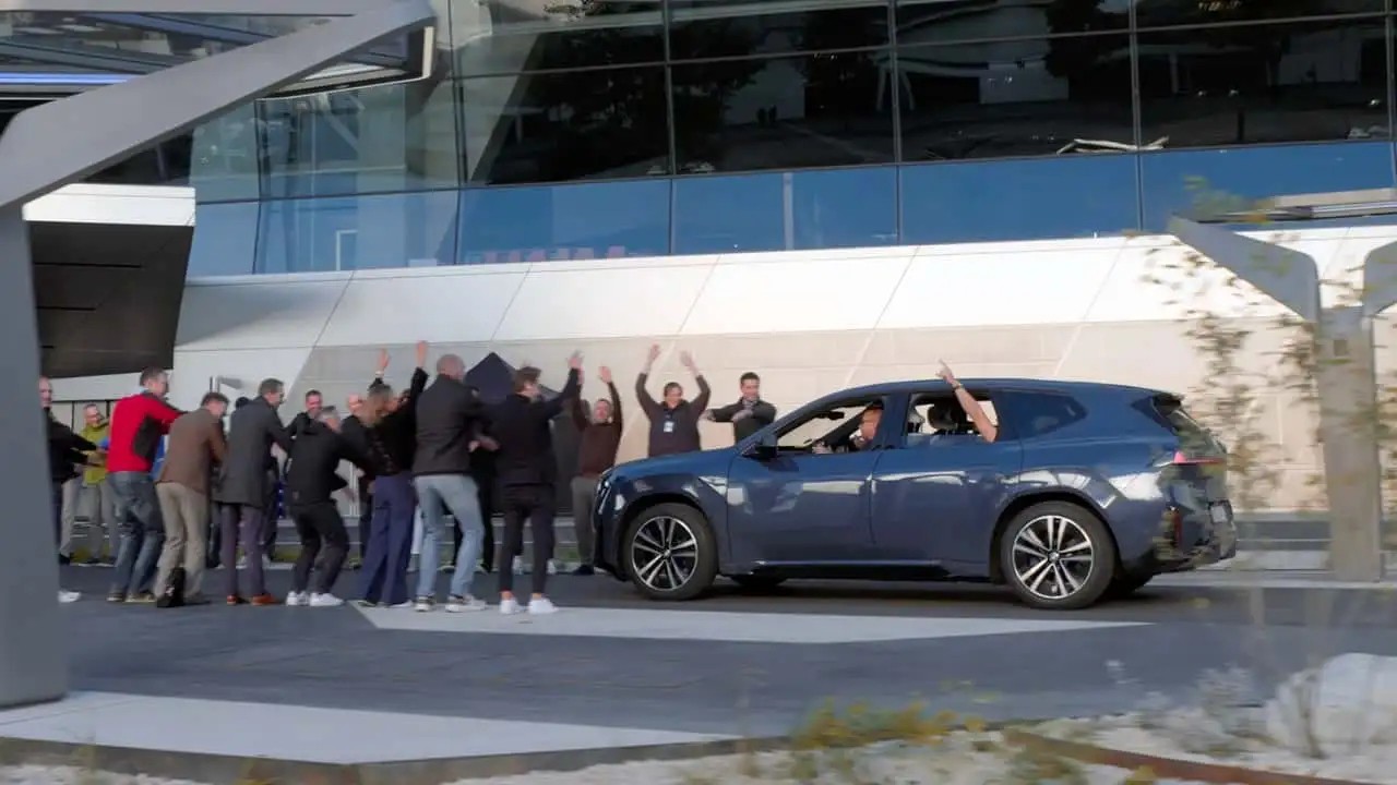 SUV điện BMW iX3 mới thực hiện thành công hành trình dài 1.007 km chỉ với một lần sạc Thành tích của BMW iX3 cho thấy xe điện có thể đi xa phạm vi công bố nếu sử dụng trong điều kiện tối ưu