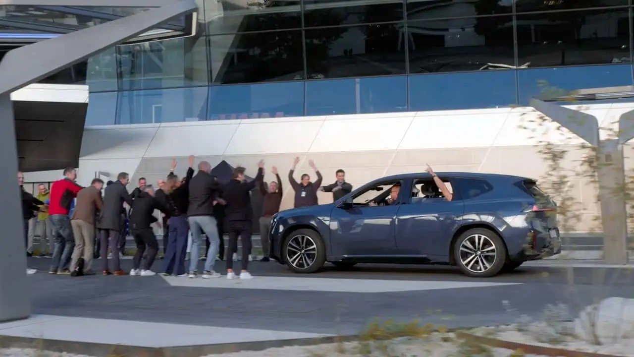 SUV điện BMW iX3 mới thực hiện thành công hành trình dài 1.007 km chỉ với một lần sạc Thành tích của BMW iX3 cho thấy xe điện có thể đi xa phạm vi công bố nếu sử dụng trong điều kiện tối ưu