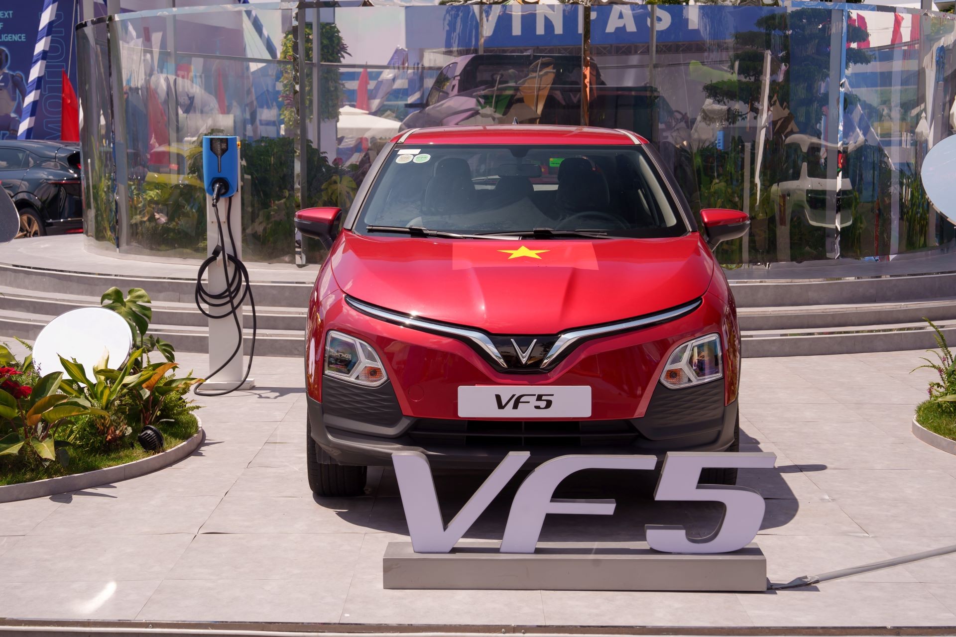 Chuyển từ xăng sang điện, chủ xe VF 5 ngỡ ngàng: Chất lượng hơn, tiết kiệm gần đủ mua thêm VF 3 cho vợ VinFast VF5 là chiếc SUV điện được nhiều người dùng tin cậy hiện nay