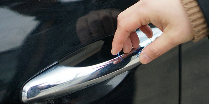 Giật tĩnh điện khi chạm vào tay nắm cửa ô tô là điều thường xảy ra khi thời tiết khô, lạnh