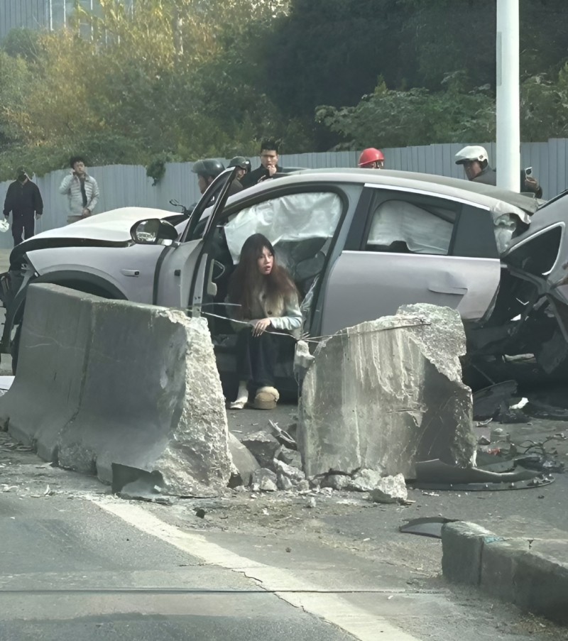 Cho dù phần đuôi xe bị đứt lìa, nhưng khoang cabin và bộ pin không bị ảnh hưởng nên tài xế và hành khách trong xe chỉ bị thương nhẹ