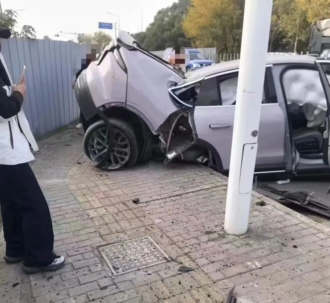 Theo thông tin từ truyền thông địa phương, chiếc Nio EC6 đã va chạm với dải phân cách bê tông ở tốc độ cao