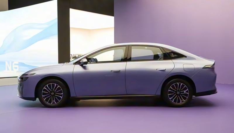 Phía bên của Nissan N6