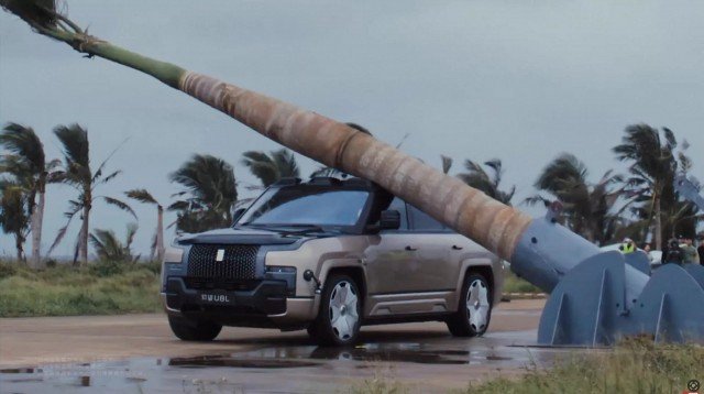 BYD Yangwang U8L trình diễn độ cứng vững bằng cách thả đổ cây cọ nặng 2 tấn lên nóc xe