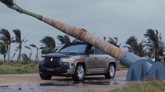 BYD Yangwang U8L trình diễn độ cứng vững bằng cách thả đổ cây cọ nặng 2 tấn lên nóc xe