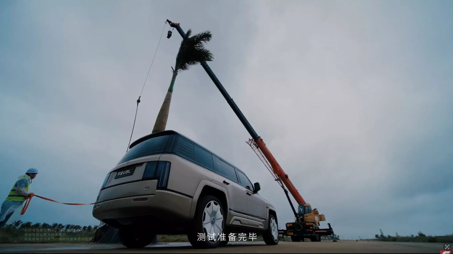 Mẫu SUV hạng sang BYD Yangwang U8L vừa có màn trình diễn độ cứng vững khác thường khi chịu cây cọ lớn đổ lên nóc xe