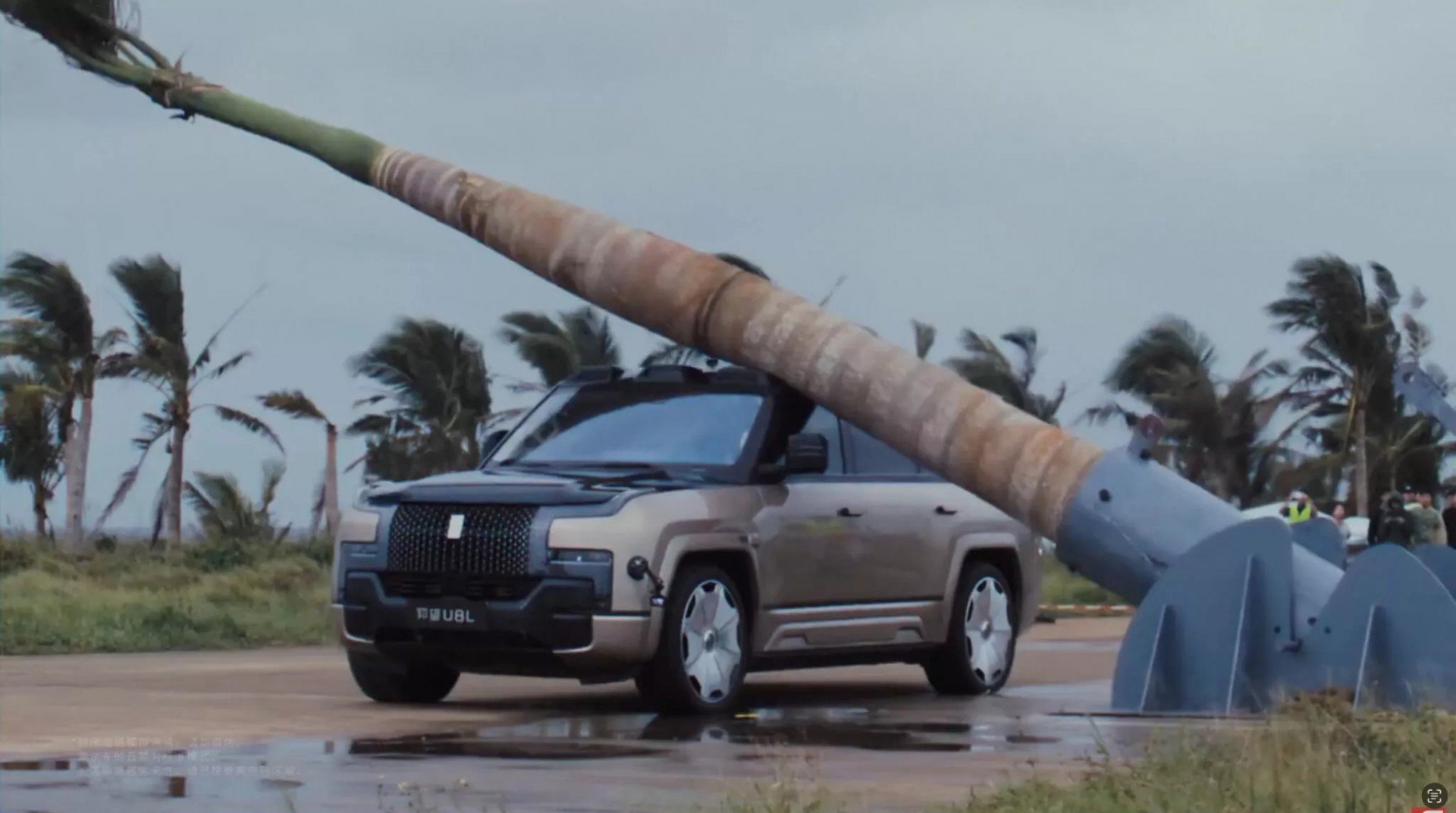 BYD Yangwang U8L trình diễn độ cứng vững bằng cách thả đổ cây cọ nặng 2 tấn lên nóc xe