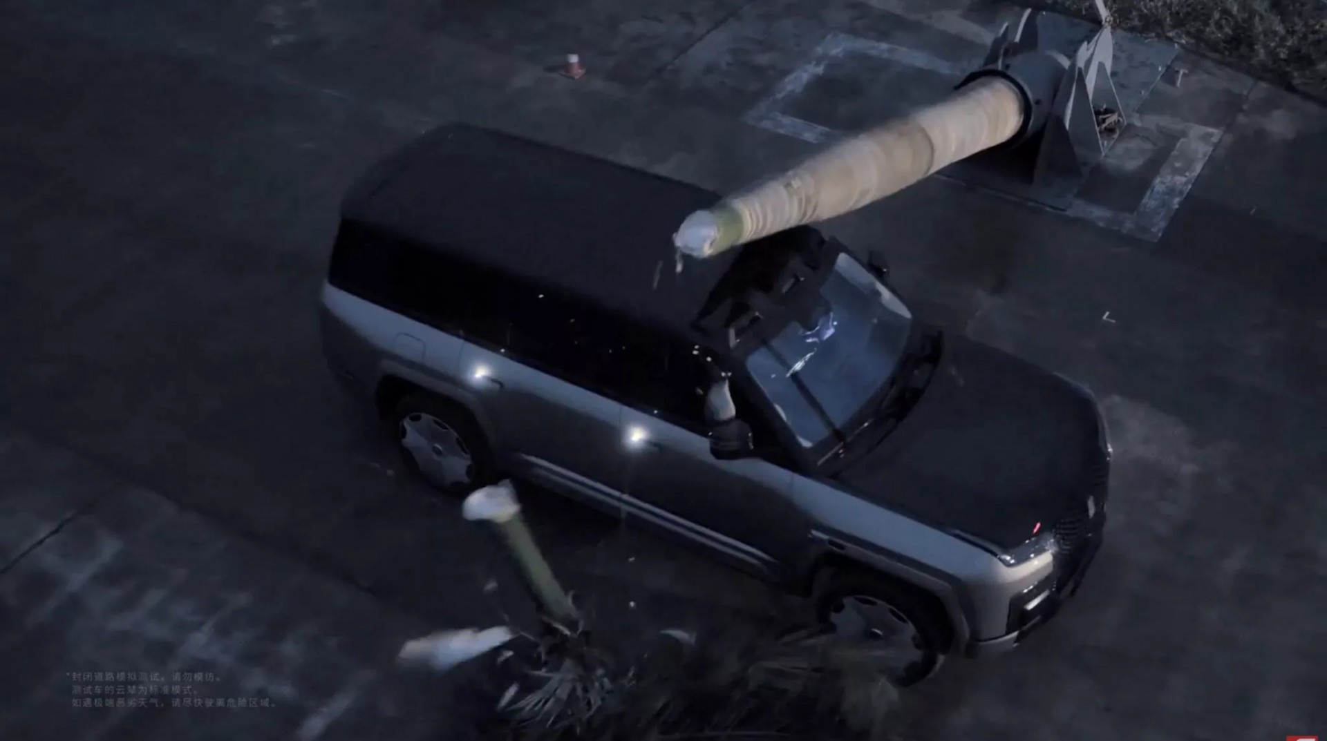 BYD Yangwang U8L trình diễn độ cứng vững bằng cách thả đổ cây cọ nặng 2 tấn lên nóc xe