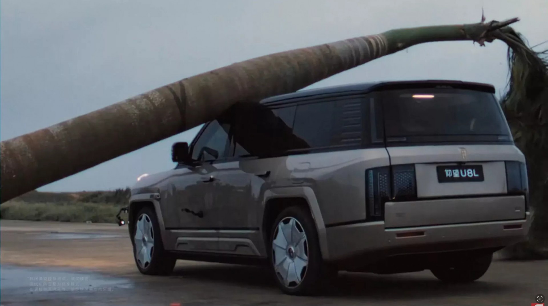 BYD Yangwang U8L trình diễn độ cứng vững bằng cách thả đổ cây cọ nặng 2 tấn lên nóc xe