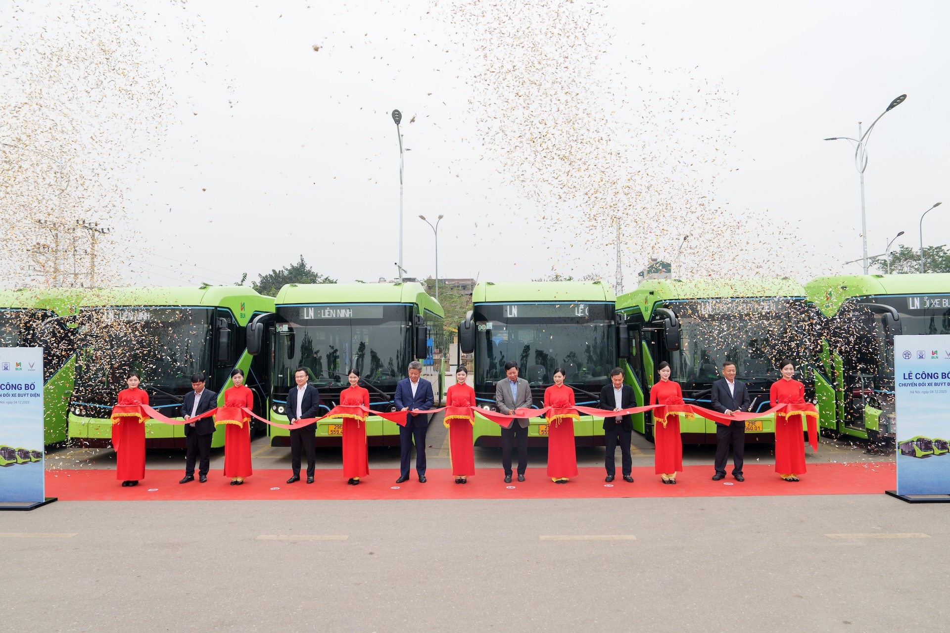 Một công ty ở Hà Nội thay thế toàn bộ đội xe bằng xe buýt điện VinFast