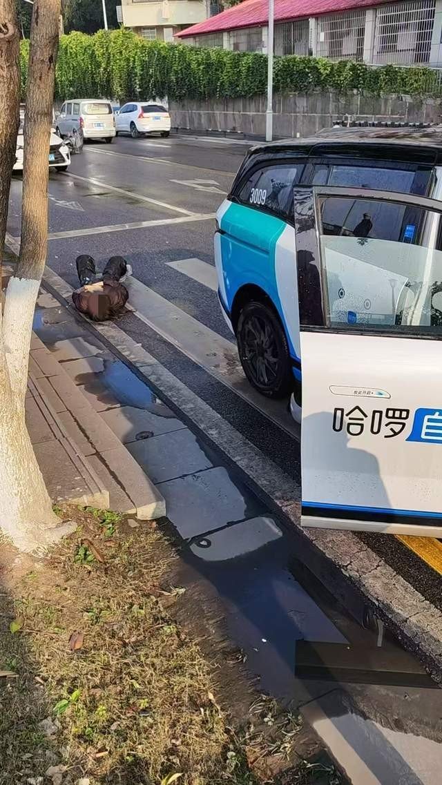 Robotaxi Trung Quốc gây tai nạn nghiêm trọng, hai người nhập viện ở tình trạng nguy kịch Hình ảnh hiện trường robotaxi đâm người đi bộ ở Chu Châu, Trung Quốc