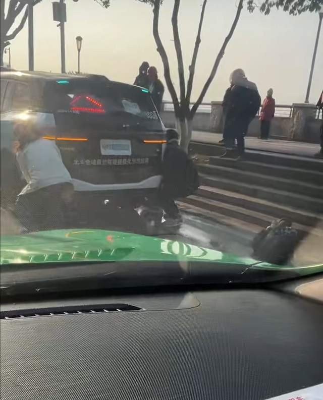 Robotaxi Trung Quốc gây tai nạn nghiêm trọng, hai người nhập viện ở tình trạng nguy kịch Hình ảnh hiện trường robotaxi đâm người đi bộ ở Chu Châu, Trung Quốc