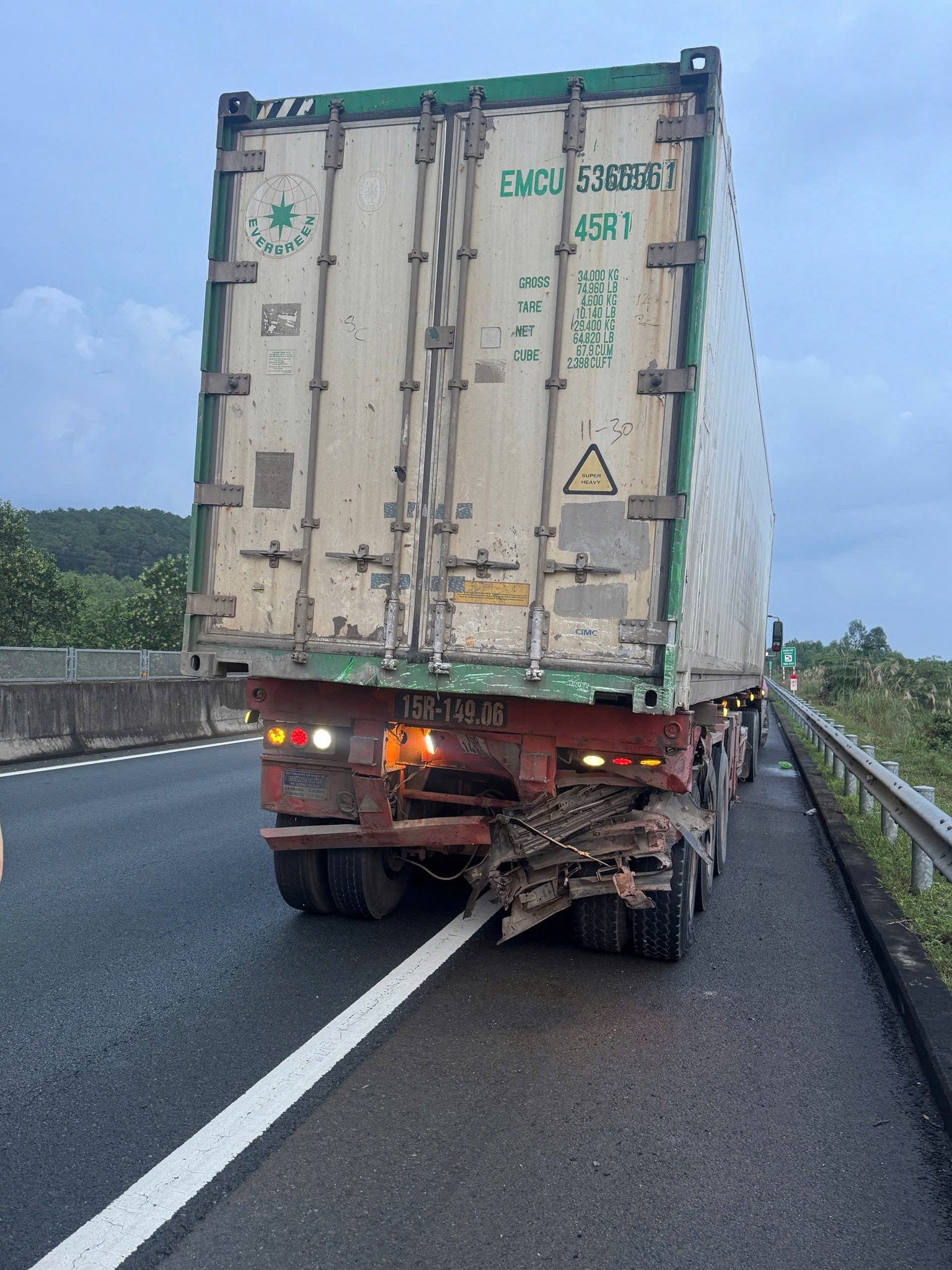 Hình ảnh phần đuôi xe rơ-moóc sau va chạm