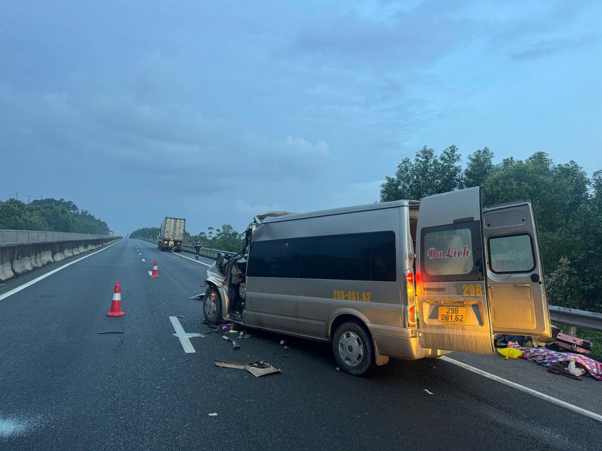 Hình ảnh chiếc xe khách 16 chỗ sau va chạm