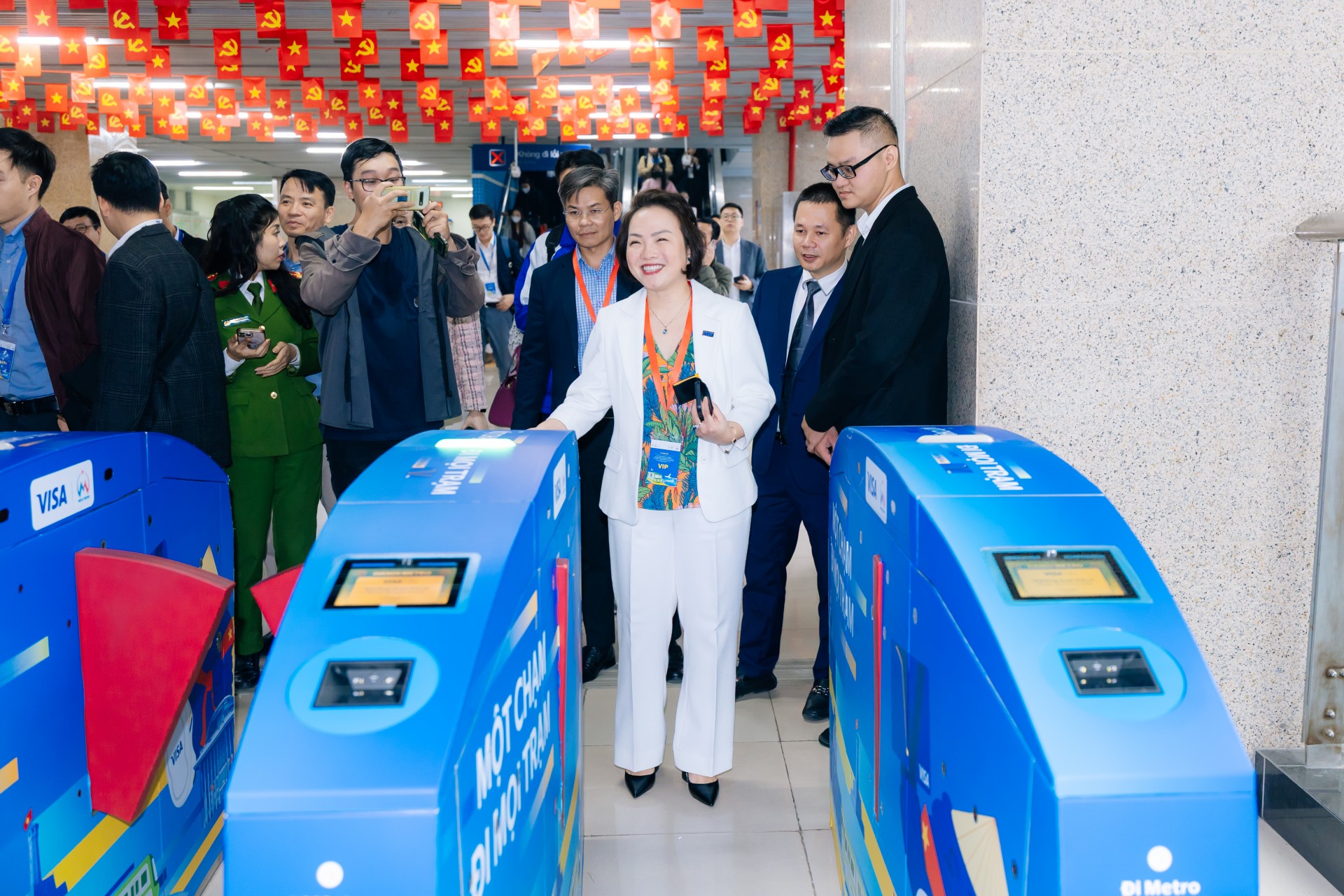 Visa ra mắt giải pháp thanh toán “chạm để di chuyển” đầu tiên tại Hà Nội trên tuyến Metro 2A