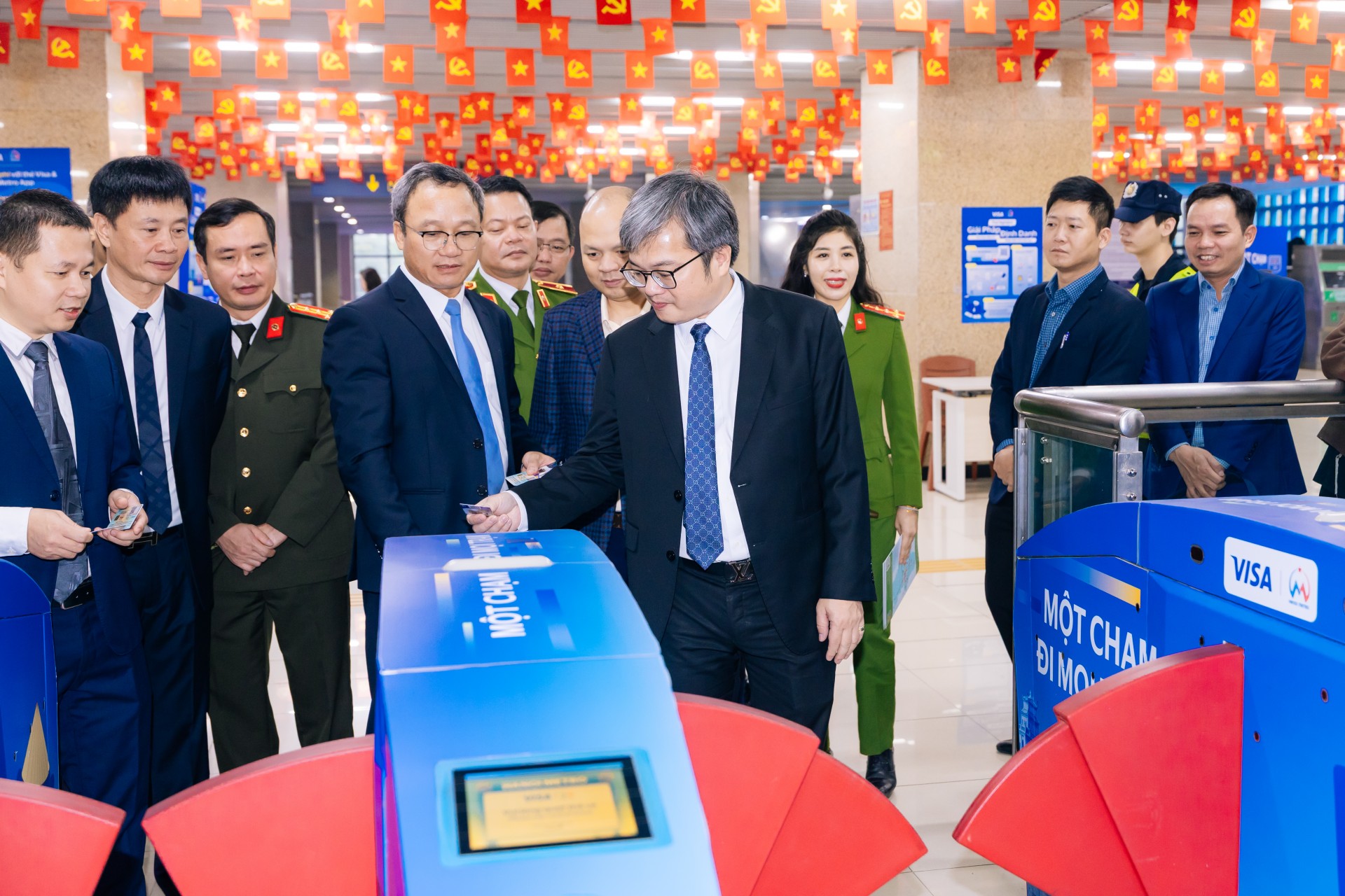 Visa ra mắt giải pháp thanh toán “chạm để di chuyển” đầu tiên tại Hà Nội trên tuyến Metro 2A