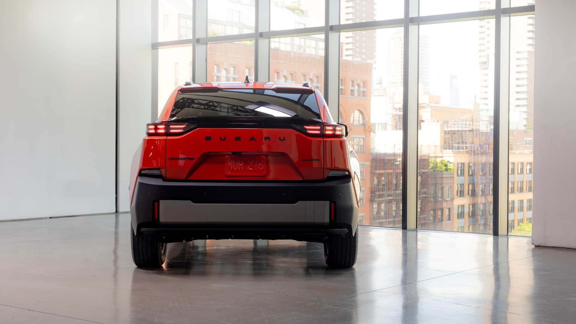Subaru Uncharted 2026 - mẫu xe điện giá mềm nhất của hãng xe Nhật chính thức ra mắt Trực diện đuôi xe của Subaru Uncharted 2026