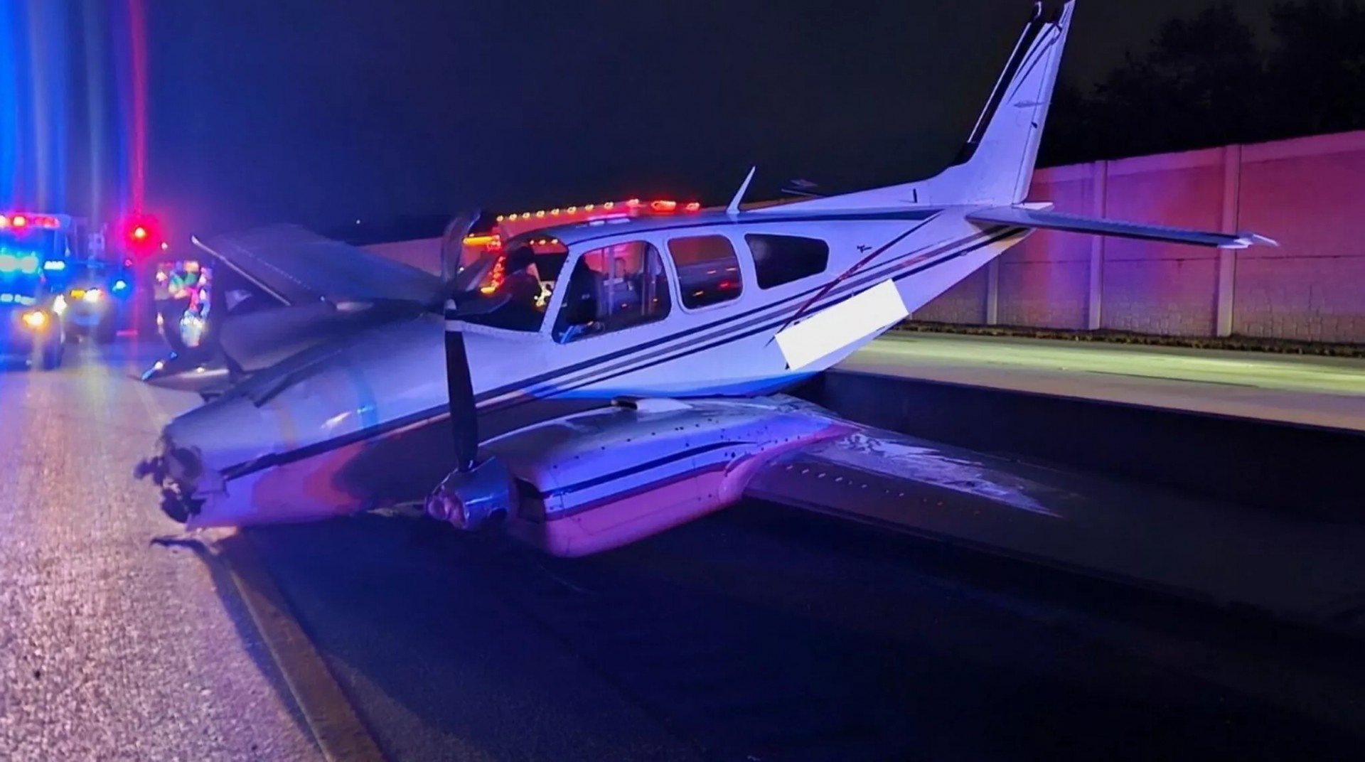 Máy bay hạ cánh trên nóc ô tô, chiếc Toyota Camry không hư hại nhiều và người lái chỉ bị thương nhẹ Phi công và hành khách trên chiếc máy bay Beechcraft 55 Baron cũng thoát nạn an toàn