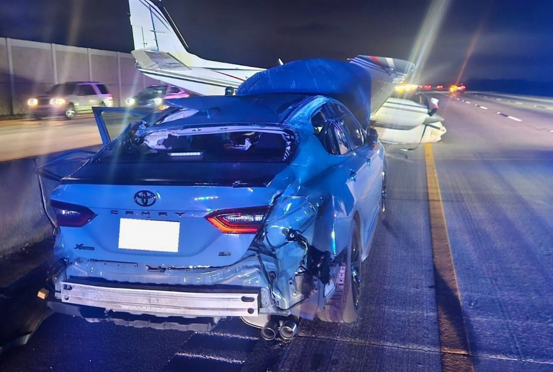 Máy bay hạ cánh trên nóc ô tô, chiếc Toyota Camry không hư hại nhiều và người lái chỉ bị thương nhẹ