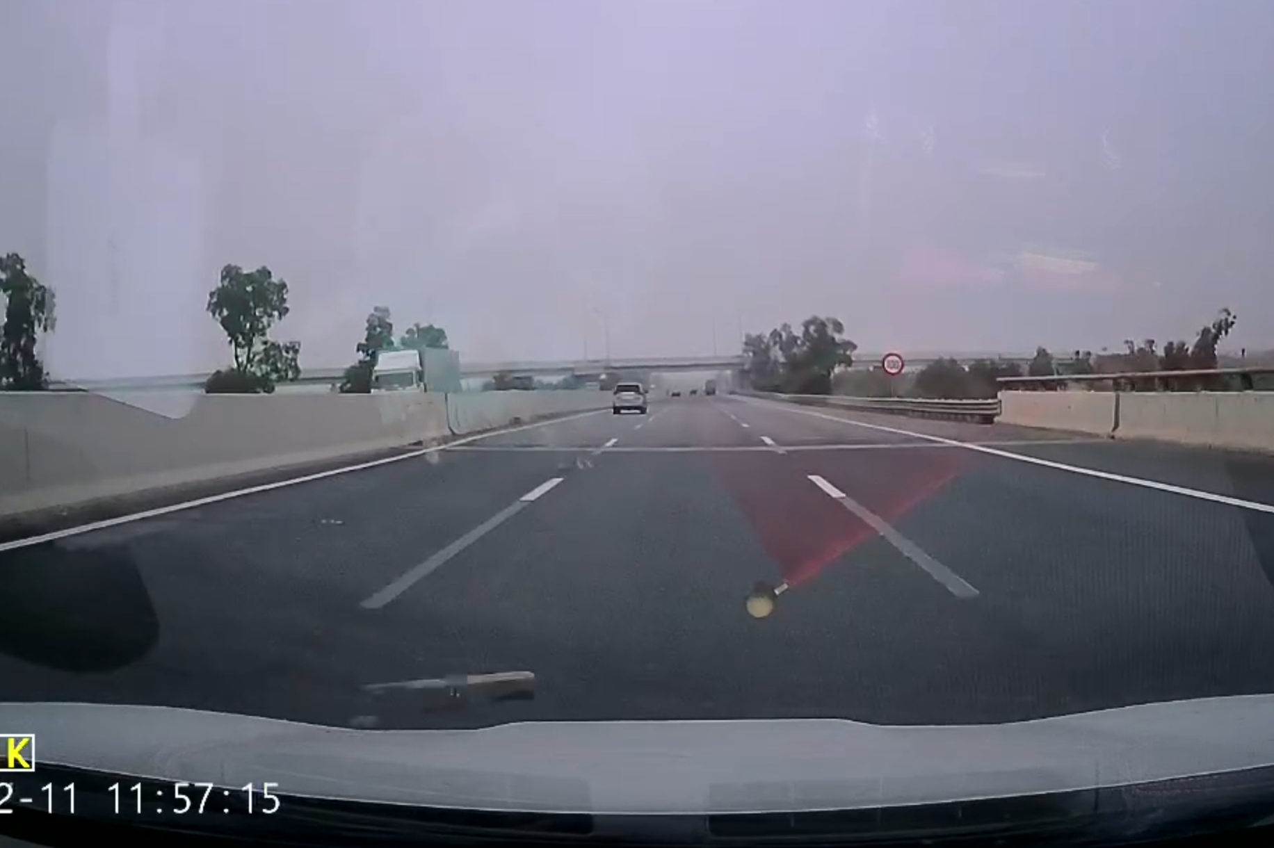 Xe VinFast vỡ lốp vì đâm vào vật thể lạ trên cao tốc Hà Nội - Hải Phòng