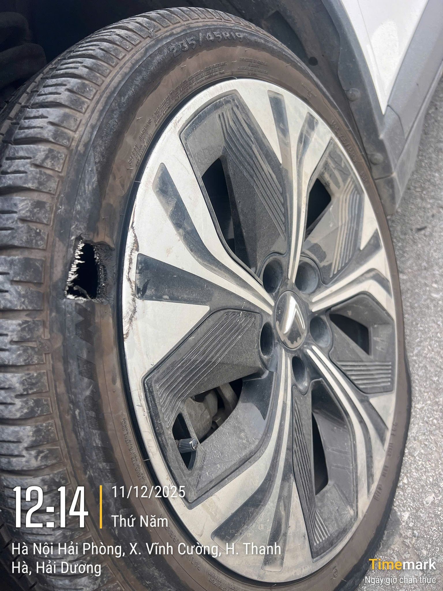 Xe VinFast vỡ lốp vì đâm vào vật thể lạ trên cao tốc Hà Nội - Hải Phòng