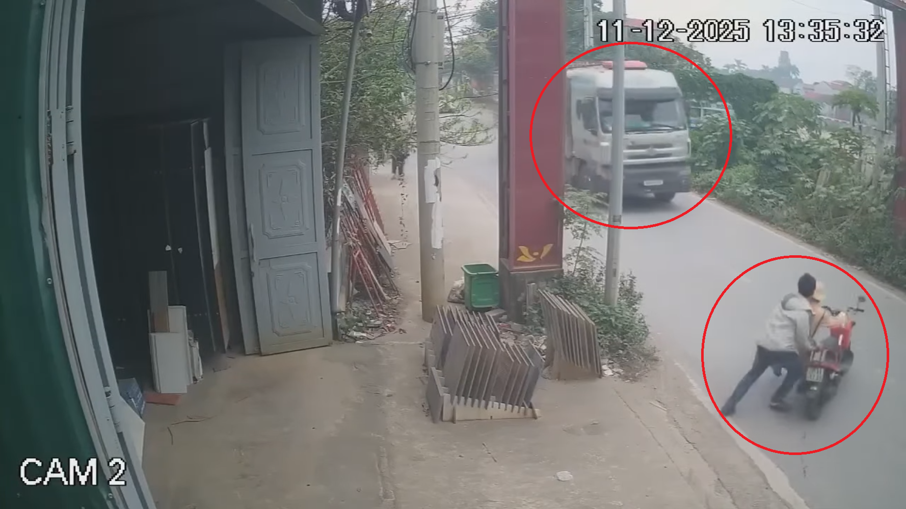 Người đàn ông liều lĩnh đẩy CSGT ra trước đầu xe tải đang lưu thông Người đàn ông liều lĩnh đẩy CSGT ra trước đầu xe tải đang lưu thông