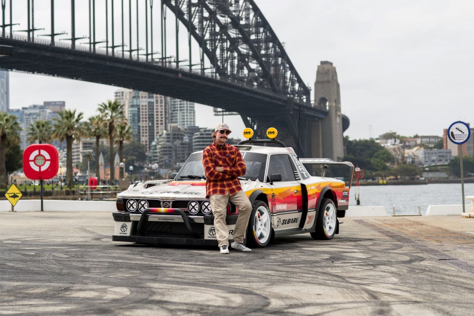 Tay đua Travis Pastrana và chiếc Subaru Brataroo 9500 Turbo trong video Gymkhana "Aussie Shred"