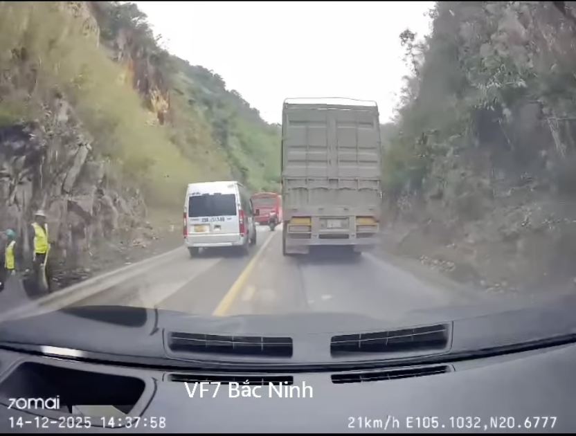 Cận cảnh pha xử lý cực nhanh của tài xế VinFast VF 7 thoát vụ sạt lở trên Quốc lộ 6 Cận cảnh pha xử lý cực nhanh của tài xế VinFast VF 7 thoát vụ sạt lở trên Quốc lộ 6