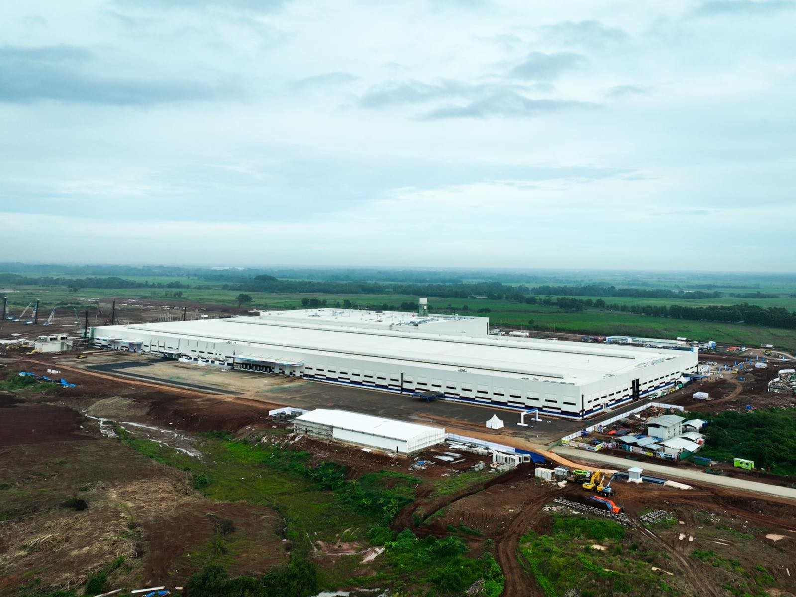 VinFast khánh thành nhà máy ô tô điện tại Indonesia, sản xuất VF 3 tay lái nghịch
