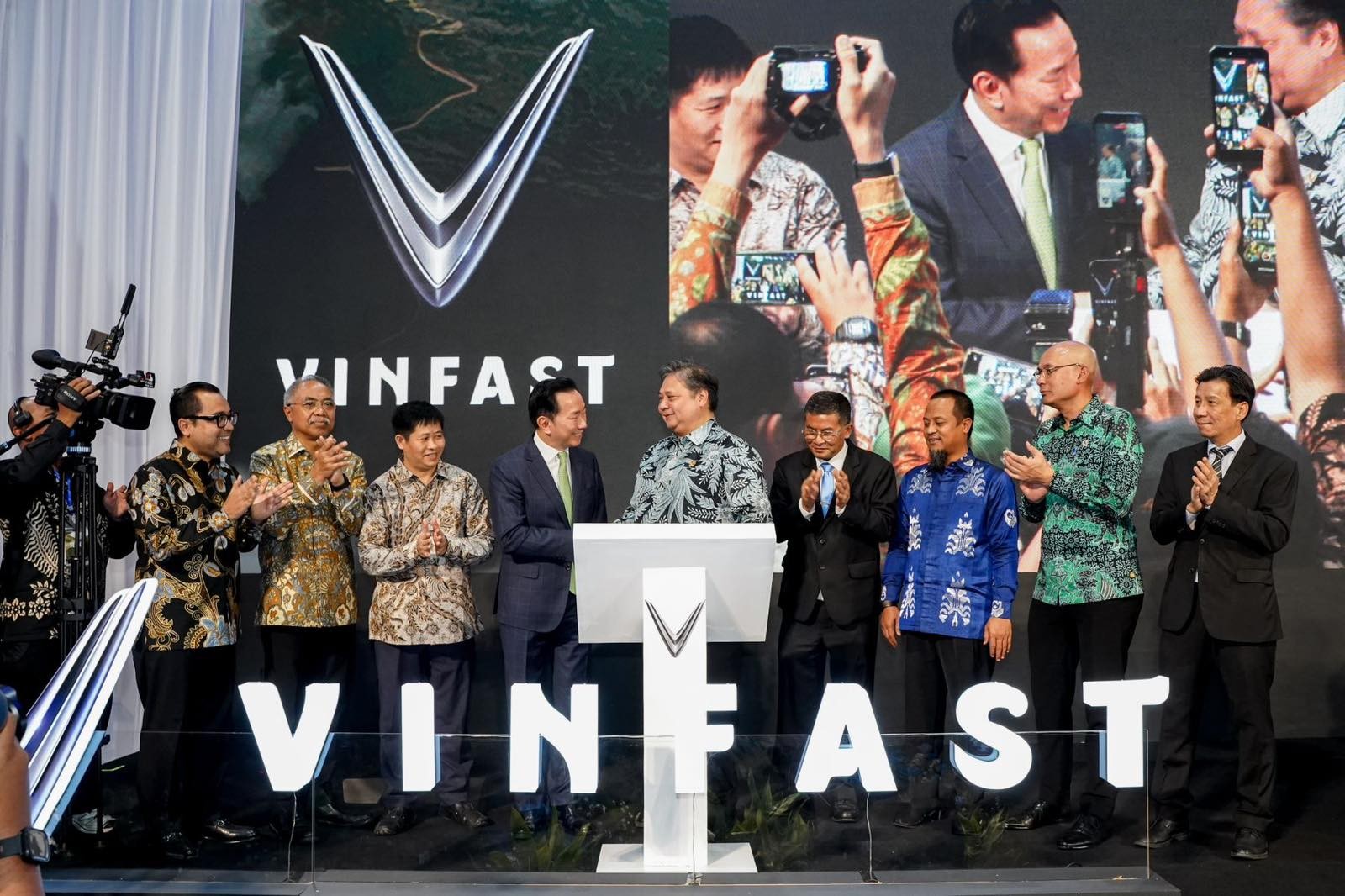 VinFast khánh thành nhà máy ô tô điện tại Indonesia, sản xuất VF 3 tay lái nghịch