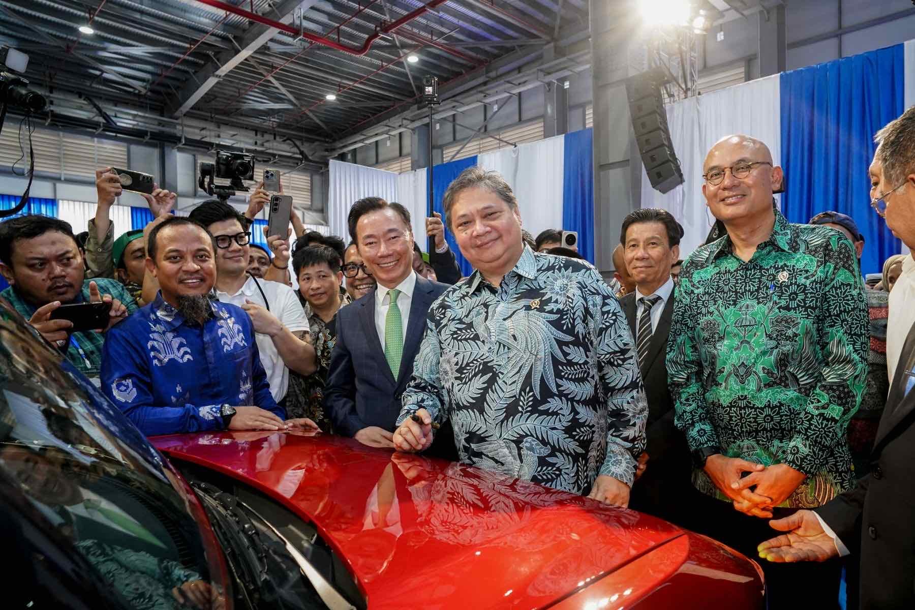 VinFast khánh thành nhà máy ô tô điện tại Indonesia, sản xuất VF 3 tay lái nghịch