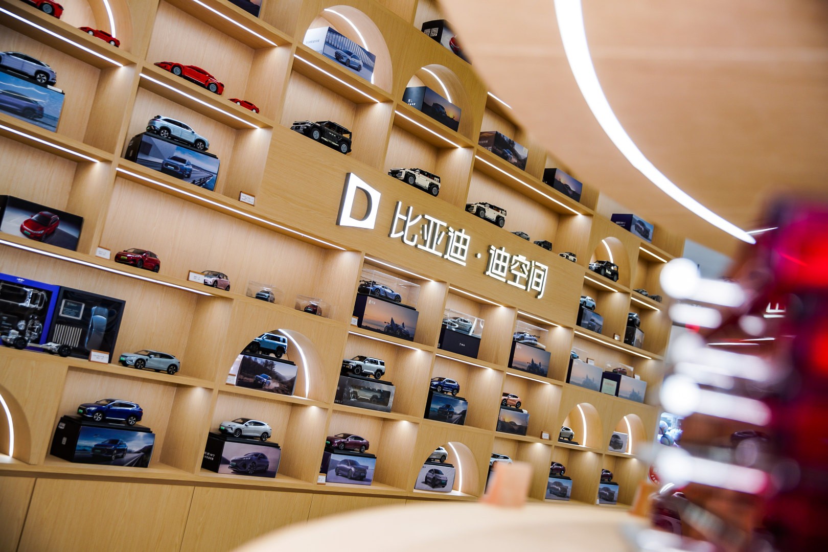 Ngoài các khu vực về lịch sử và kỹ thuật, Di-Space BYD còn có một không gian dành cho các hàng hóa lưu niệm