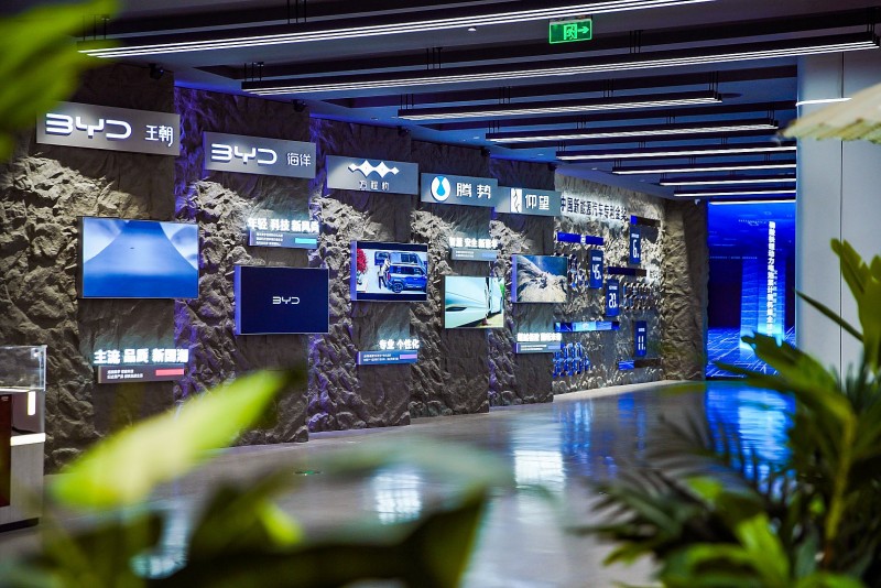 Tham quan bảo tàng Di-Space BYD tại Trịnh Châu, Trung Quốc Khu vực trưng bày các dòng sản phẩm của BYD trong bảo tàng Di-Space