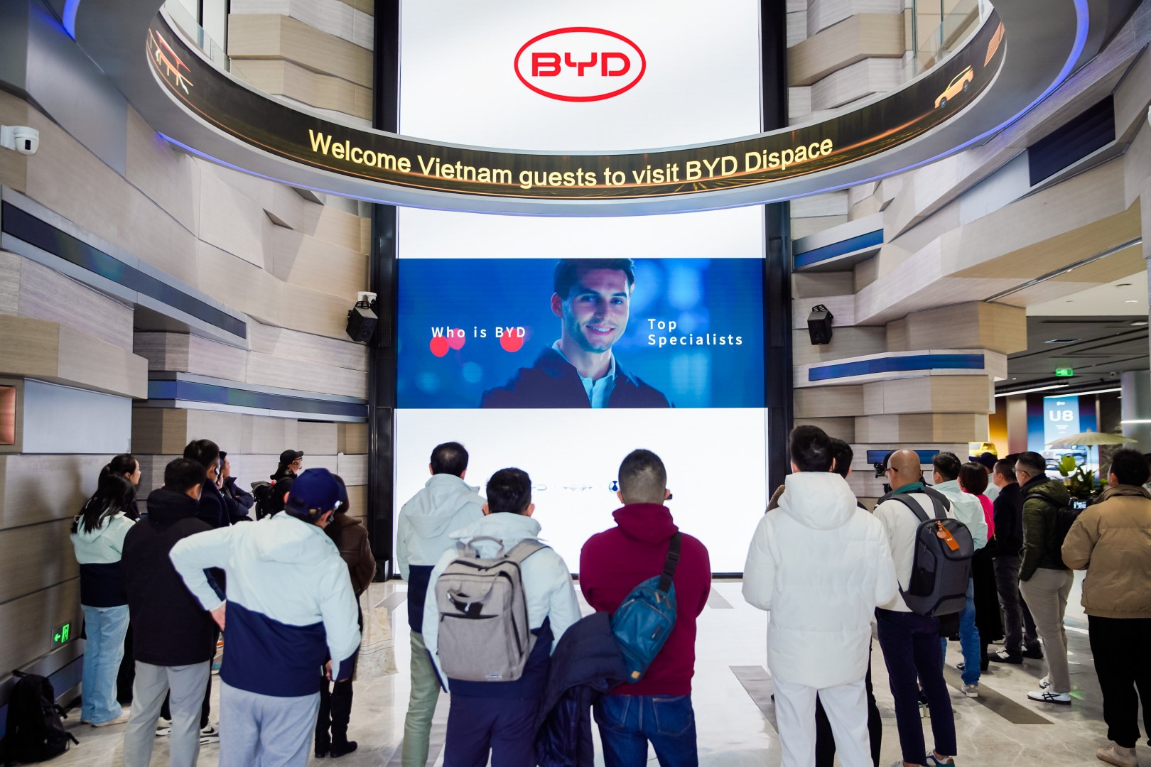 Bảo tàng Di-Space BYD tại Trịnh Châu, Trung Quốc có gì đặc sắc? Đoàn nhà báo và truyền thông Việt Nam tiến vào bảo tàng với thông điệp chào mừng từ BYD