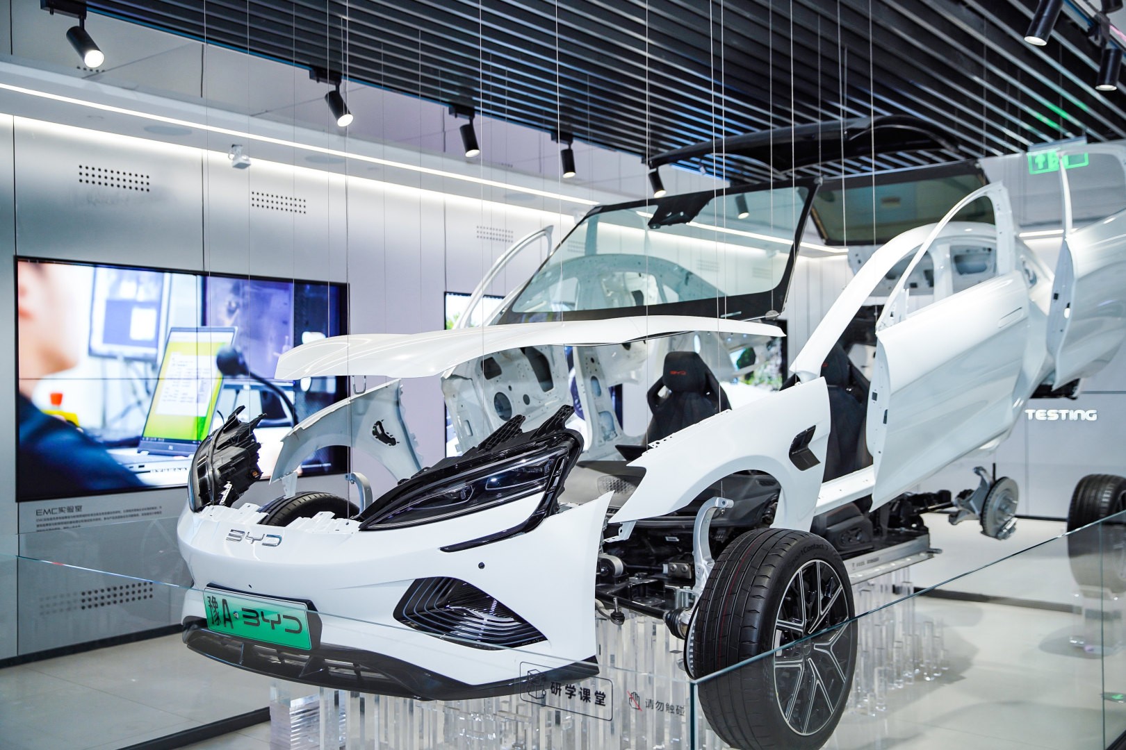 Bảo tàng Di-Space BYD tại Trịnh Châu, Trung Quốc có gì đặc sắc? Mô hình một chiếc BYD được tháo rời từng bộ phận