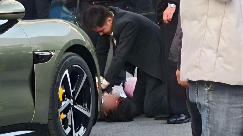 Tài xế Xiaomi SU7 nhầm chân ga và phanh khi lùi, va chạm nhân viên ngay trong đại lý