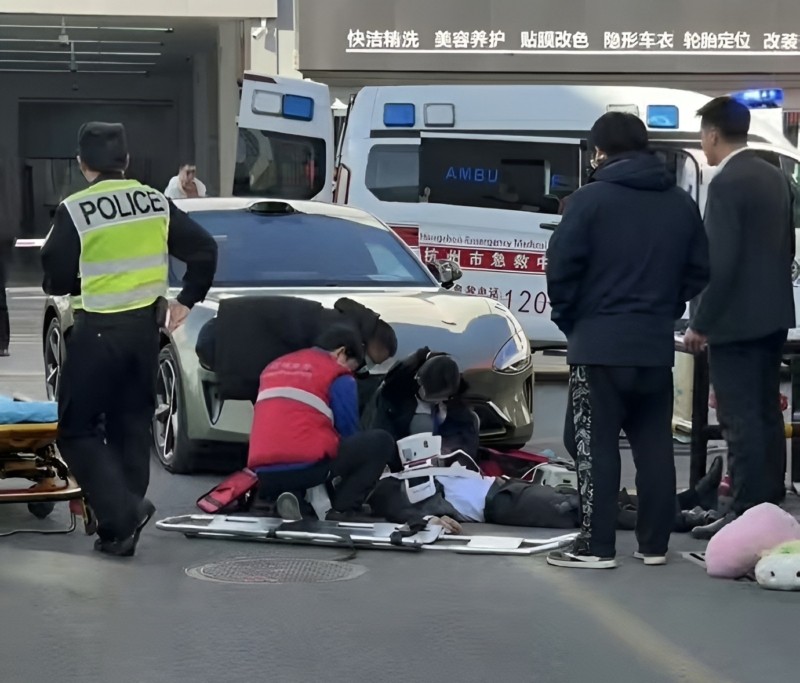 Tài xế Xiaomi SU7 nhầm chân ga và phanh khi lùi, va chạm nhân viên ngay trong đại lý Nạn nhân dường như đã gặp chấn thương nặng, cần hồi sức cấp cứu và đưa tới bệnh viện