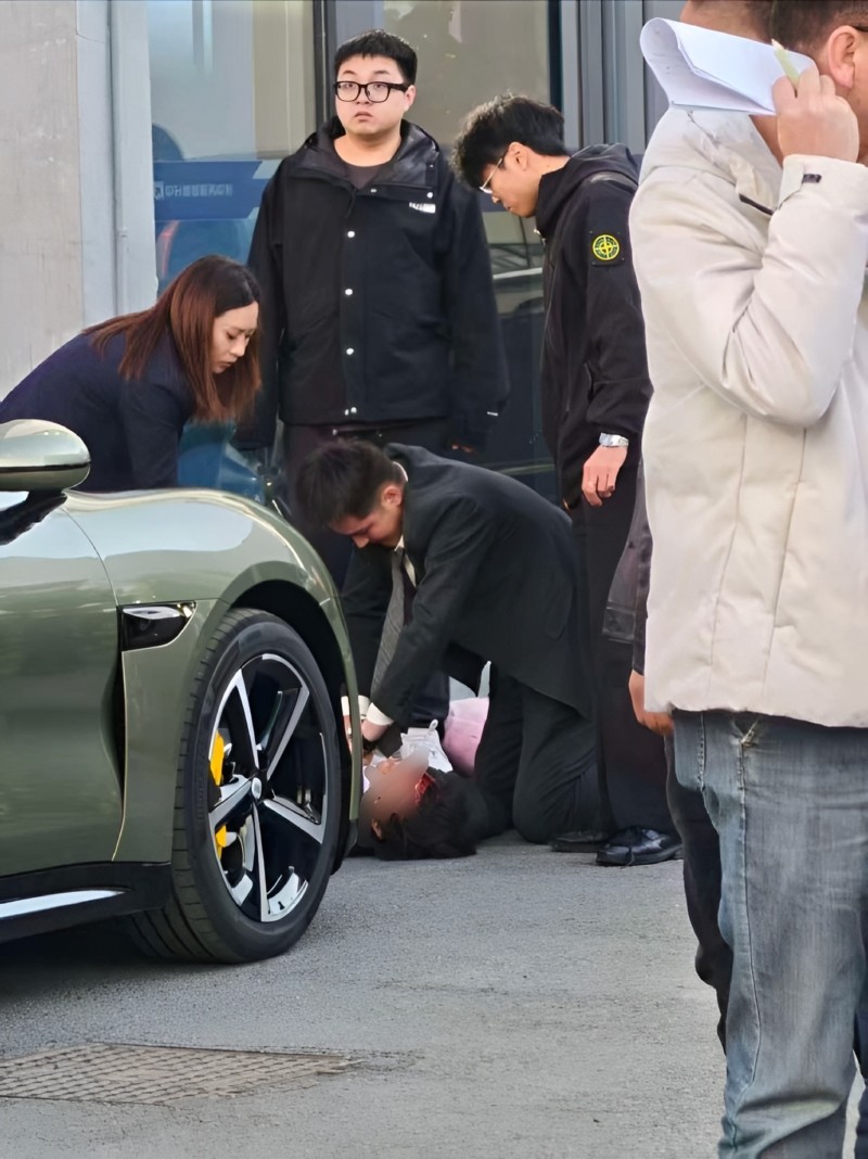 Tài xế Xiaomi SU7 nhầm chân ga và phanh khi lùi, va chạm nhân viên ngay trong đại lý Hình ảnh hiện trường vụ tai nạn Xiaomi SU7 Max đâm nhân viên bán hàng ngày 15/12 tại Hàng Châu, Trung Quốc