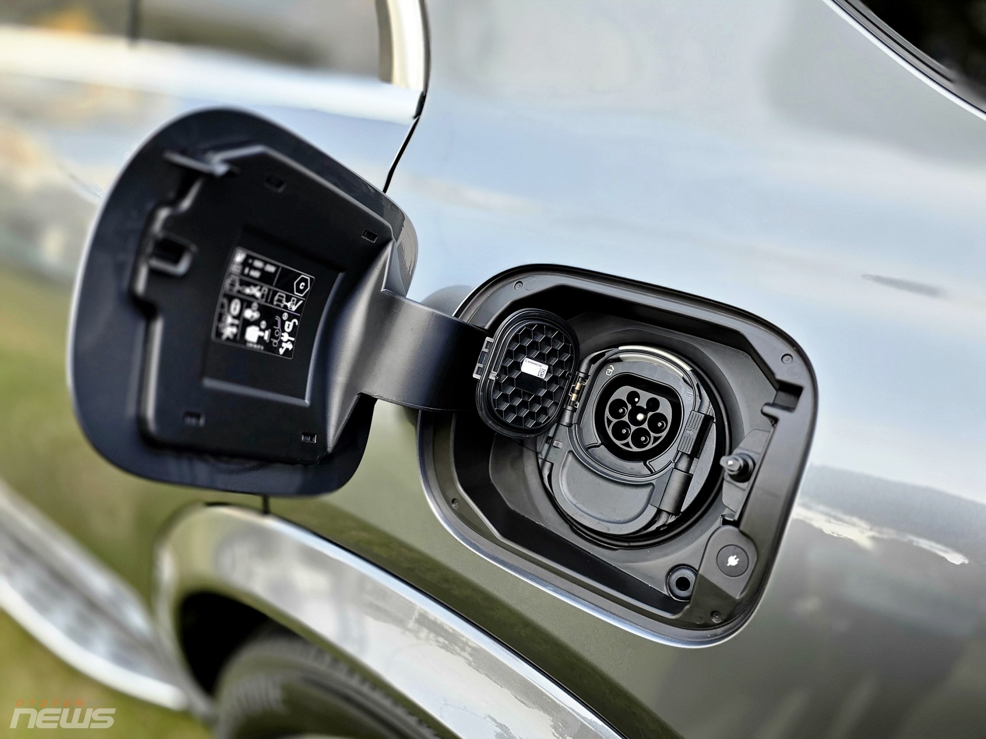 Cận cảnh SUV plug-in hybrid Mercedes-Benz GLE 400e