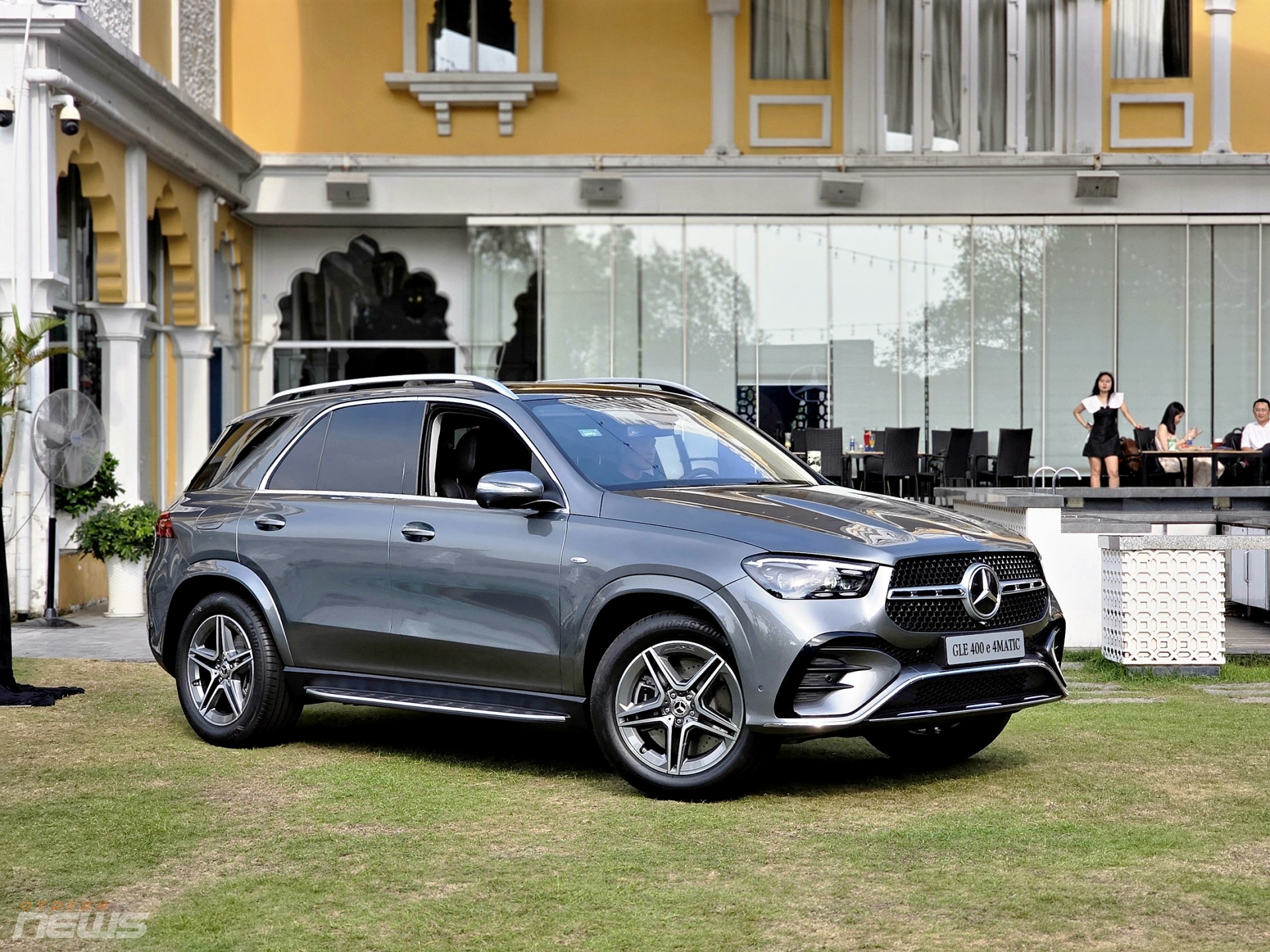 Cận cảnh SUV plug-in hybrid Mercedes-Benz GLE 400e
