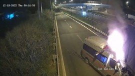 Cháy xe cứu thương vì đâm vào xe công tại trạm dừng cao tốc, 3 người chết